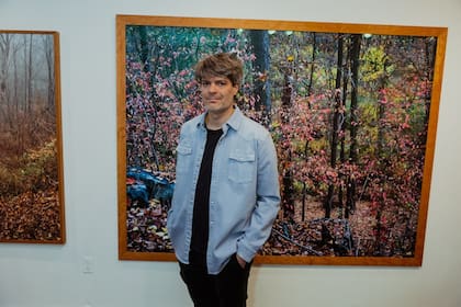 Junto a una de las obras que integran su exposición