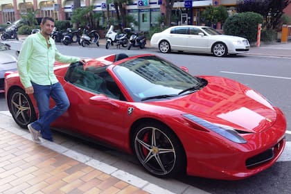 Junto a uno de los tantos autos alta gama que se observan por las calles. A sus hijos, Ismael les dice que deben aprender a apreciar, ya que considera que viven en un lugar que siembra una jaula de oro.