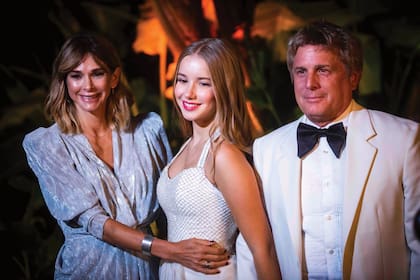 Junto a Vicky Fariña y Papo Roca, íntimos de la familia.