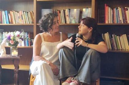 Junto a su hija Violeta, en la presentación de su libro.