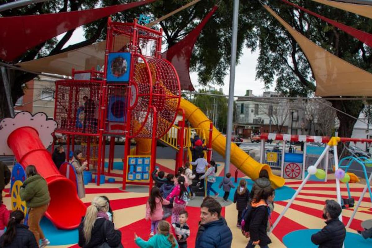 Junto al anfiteatro de la Plaza Ciudad de Udine se creó el patio de juegos inspirado en un circo