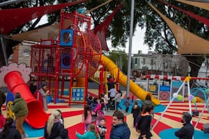 Junto al anfiteatro de la Plaza Ciudad de Udine se creó el patio de juegos inspirado en un circo