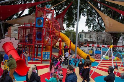 Junto al anfiteatro de la Plaza Ciudad de Udine se creó el patio de juegos inspirado en un circo