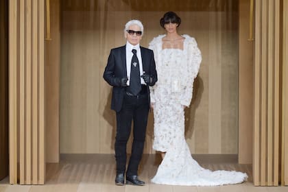 Junto al diseñador Karl Lagerfeld, quien la llamó "la chica del momento"