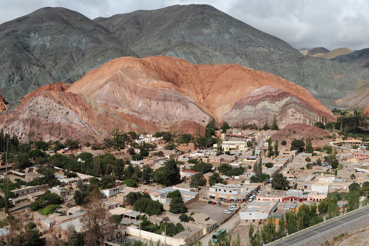 Junto al emblemático Cerro de los Siete Colores, el poblado ícono de la Quebrada de Humahuaca busca resolver la tensión entre identidad y negocio turístico
