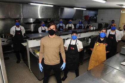 Junto al equipo de Tanta, uno de sus restaurantes