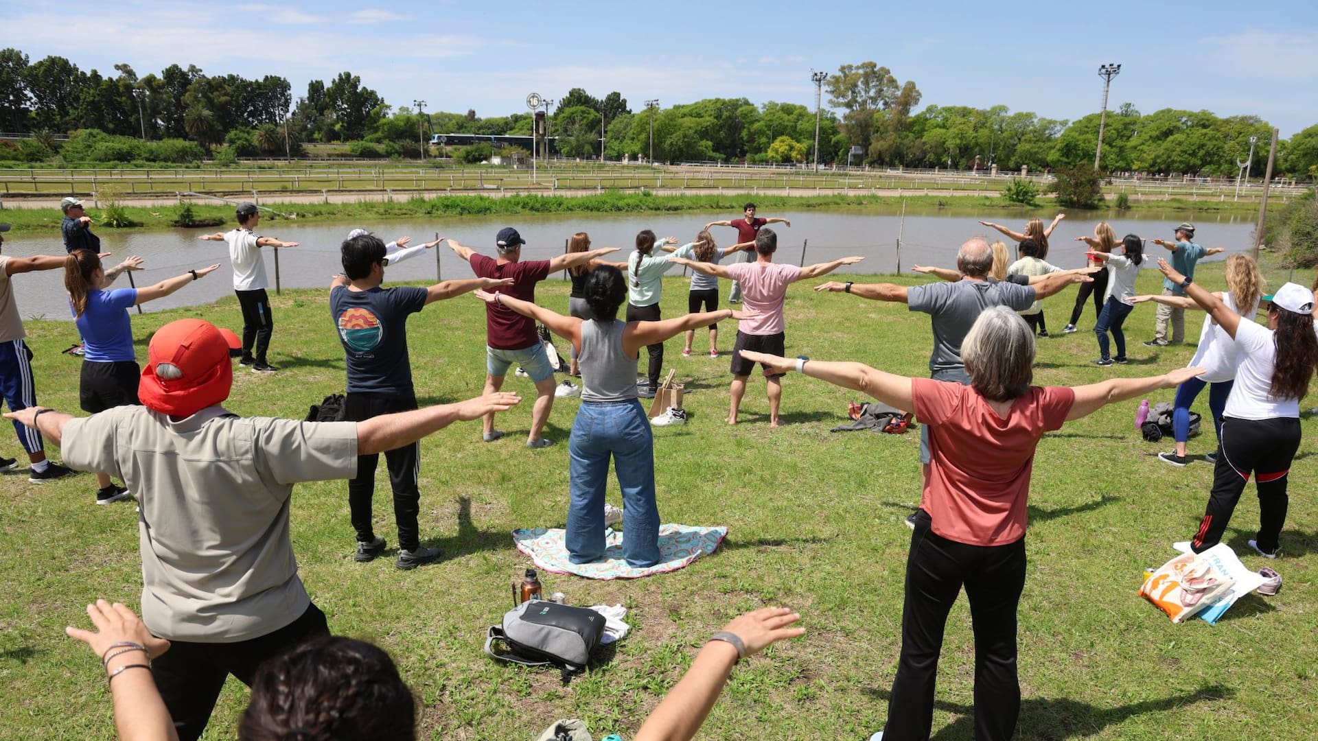 Junto al espejo de agua del Hipódromo, una clase de chi kung con Luciano Casalla
