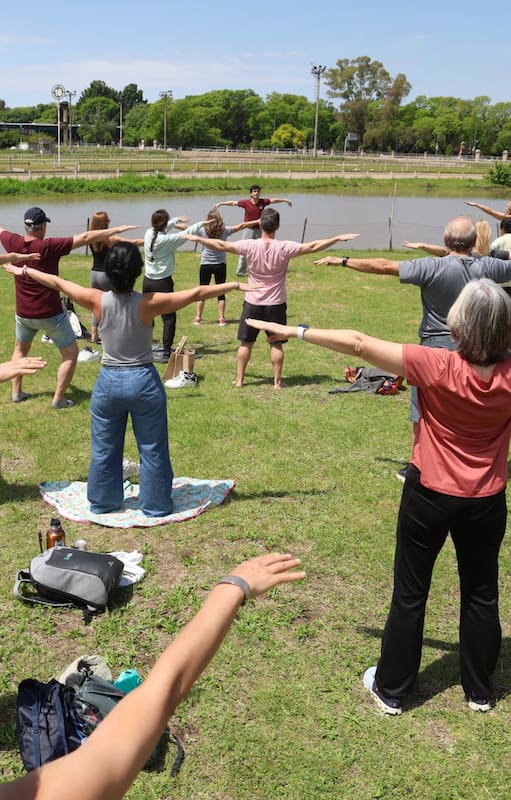 Junto al espejo de agua del Hipódromo, una clase de chi kung con Luciano Casalla