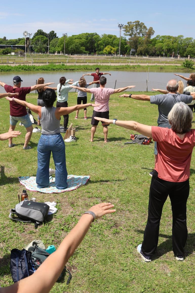 Junto al espejo de agua del Hipódromo, una clase de chi kung con Luciano Casalla
