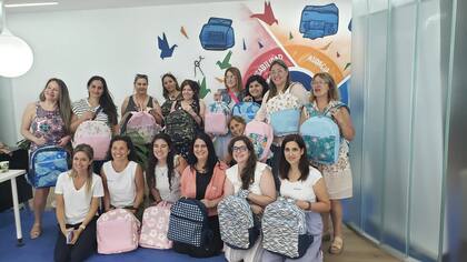 Junto al grupo de costureras con las que compartió el proyecto “Mi Mochi 2023”