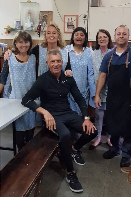 Junto al grupo de voluntarios de la iglesia donde colabora