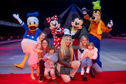 Junto al Pato Donald, Minnie, Mickey y Goofy, Graciela Alfano posa con sus nueras Delfina y Natalia y sus nietas Nina, Maia y Catalina