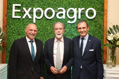 Jorge Lawson, director del Banco Nación, Javier González Fraga, presidente de la entidad, y Carlos Castellani, director del banco y empresario de la maquinaria agrícola