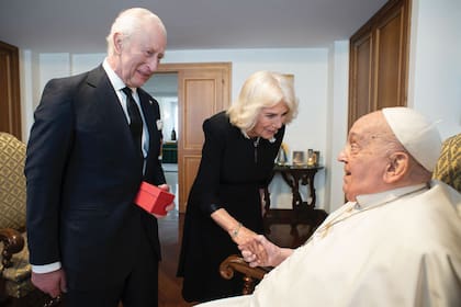 Junto al rey Carlos III de Inglaterra y la reina Camilla, durante una visita al Vaticano semanas atrás