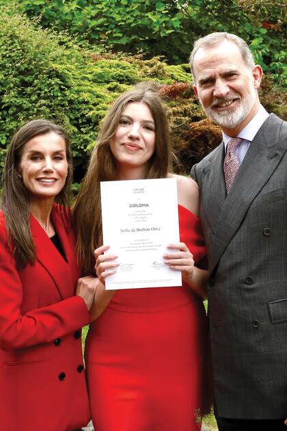 Junto al rey Felipe VI, madre e hija posaron con sus looks similares. Mientras Sofía asistió a su graduación con un
mono asimétrico de Mango; su madre, la reina Letizia, llevó
un traje de Zara de doble abotonadura.