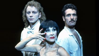 Junto con Chita Rivera, como Aurora, el musical de 1993 tuvo a Brent Carver en el rol de Molina y Anthony Crivello como Valentín