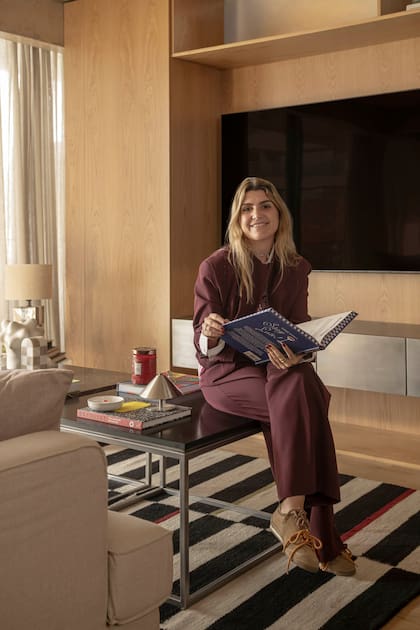 “Junto con Elementos Argentinos, diseñamos la alfombra a rayas blancas, negras, verdes y bordó. Es la pieza clave para unificar la paleta de color y delimitar con calidez el estar dentro de una planta integrada”, comparte Clara Griot.