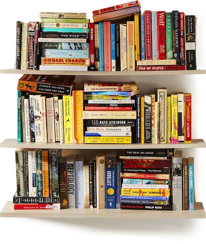 Junto con la encuesta, acompañaron la nota con una fotografía de todos los libros que quedaron entre los 100 más votados