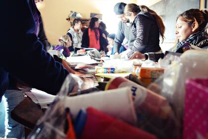 Junto con la ONG las Omas, capacitan a las madres mientras sus hijos asisten a la escuela