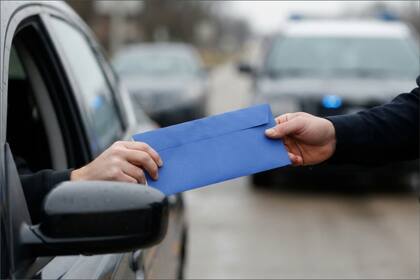 Junto con la posibilidad de guardar los tres documentos, el sobre azul incluirá una guía práctica tanto para el conductor como para el oficial