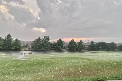 Junto con las altas temperaturas, en Texas cayó granizo de gran tamaño
