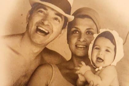 Junto con Martha y Laura, su primera hija.