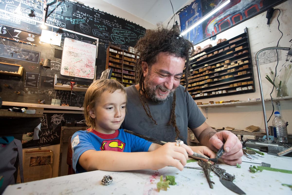 Junto con su hijo Tao de cinco años, comparte la pasión de la creación de piezas únicas