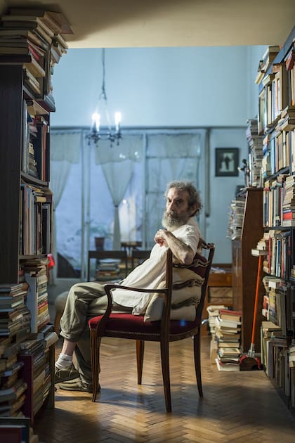 Junto con sus colegas de La Bestia Equilátera, el escritor y editor Luis Chitarroni leerá novelas inéditas a partir de mediados de febrero