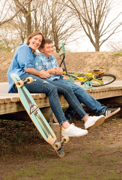 Juntos andan en skate, bicicleta y coleccionan Legos. “Ser una mamá presente y saber que dejé una sonrisa, una huella, en los chicos que toman mis clases, me hace feliz”, cuenta. La mujer que en el hockey es pura garra, en su casa parece otra: “En la intimidad mi personalidad es muy distinta a la que tengo en la cancha. Me gusta estar en silencio, con música baja”, asegura.