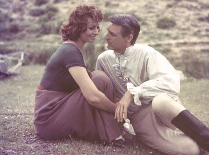 Juntos en una escena de la película Orgullo y pasión
