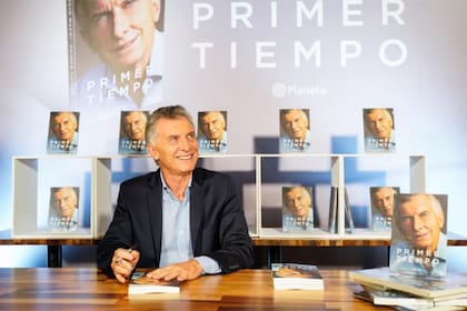 “Juntos”, la foto formal de Juliana Awada y Mauricio Macri en la presentación de Primer Tiempo