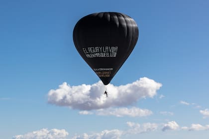 “Juntos volamos con Aerocene Pacha, con los pies en la tierra, como planeta tierra, con un ritual andino que conectaba lo que hay debajo y arriba de la superficie terrestre con los confines del cosmos, uniendo espacio y tiempo", declaró Saraceno