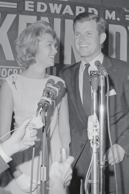 Juntos y sonrientes tras el triunfo de Ted sobre Edward J. McCormack en las primarias para la candidatura demócrata al senado por Massachusetts. Era septiembre de 1962