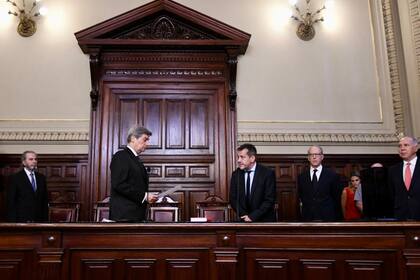 El presidente de la Corte Suprema, Horacio Rosatti, le toma juramento al senador Mariano Recalde