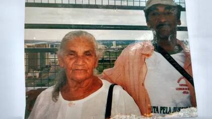 Juracy Bezerra de Oliveira con su madre biológica, María Bezerra de Oliveira