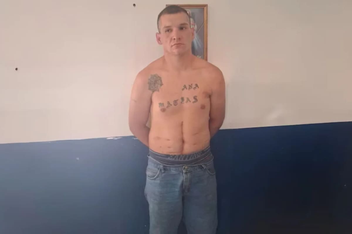 Jurado, que presenta una cicatriz en el estómago, heridas en la zona abdominal y varios tatuajes visibles en el torso