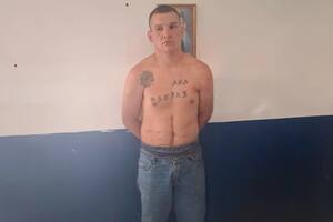 Jurado, que presenta una cicatriz en el estómago, heridas en la zona abdominal y varios tatuajes visibles en el torso