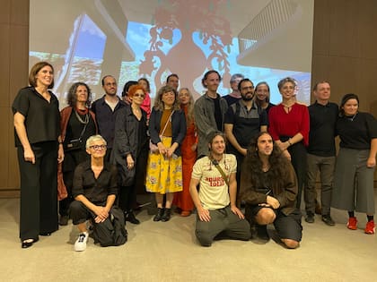 Jurados, organizadores, finalistas y ganadores de las seis ediciones del Premio Azcuy en el Museo Moderno; toda la historia del concurso está compilada en un libro