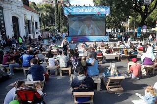 Raros peinados, películas y la magia del cine ganaron las calles