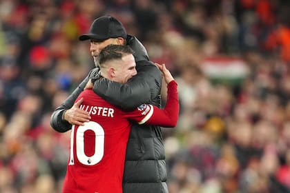 Jürgen Klopp abraza al argentino Alexis Mac Allister, uno de los mejores jugadores de Liverpool en lo que va de la temporada