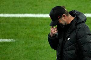 Jurgen Klopp mira al césped, desconsolado por el momento del equipo