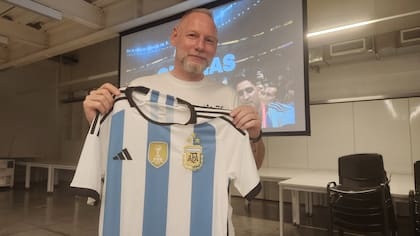 Jürgen Rank posa con una de las camisetas "icónicas", según su perspectiva, de la selección argentina