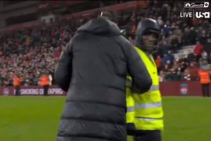 Jürguen Klopp pide ayuda a un seguridad cuando detecta que le falta el anillo en el medio de la cancha.