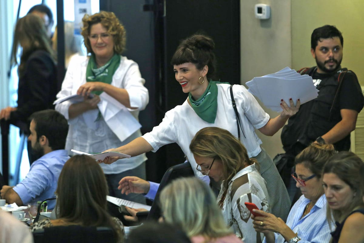 Juristas, médicos, científicos y figuras públicas expusieron sus argumentos en el plenario de comisiones que analiza los proyectos