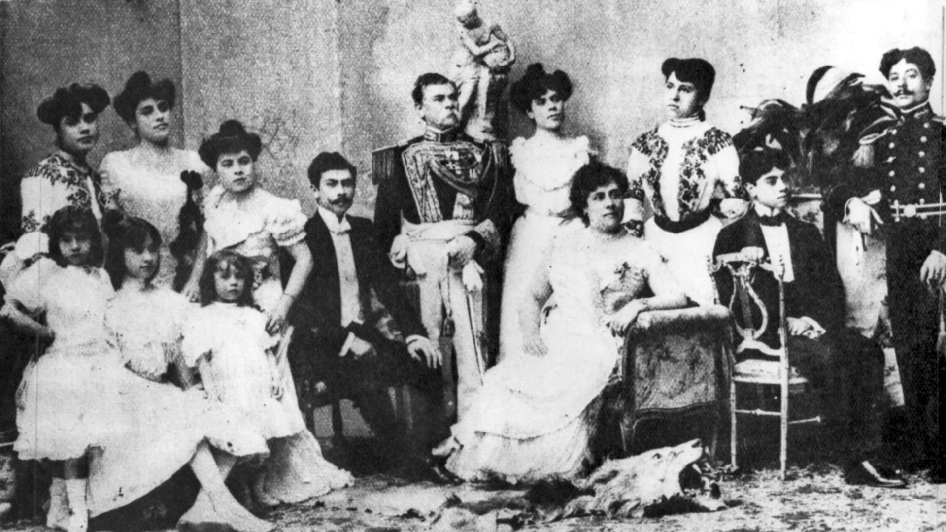 Justa Urquiza, nacida durante la presidencia de su padre, posa con Luis María Campos y sus hijos.