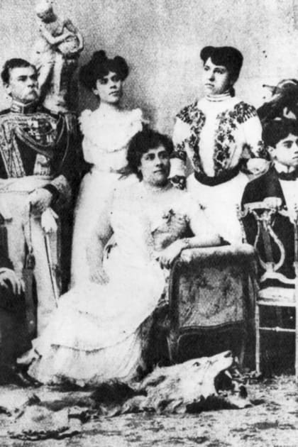 Justa Urquiza, nacida durante la presidencia de su padre, posa con Luis María Campos y sus hijos.