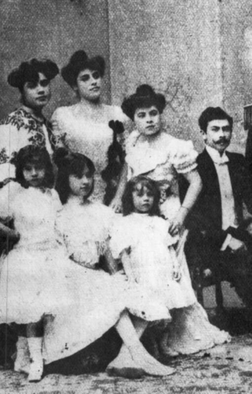 Justa Urquiza, nacida durante la presidencia de su padre, posa con Luis María Campos y sus hijos.