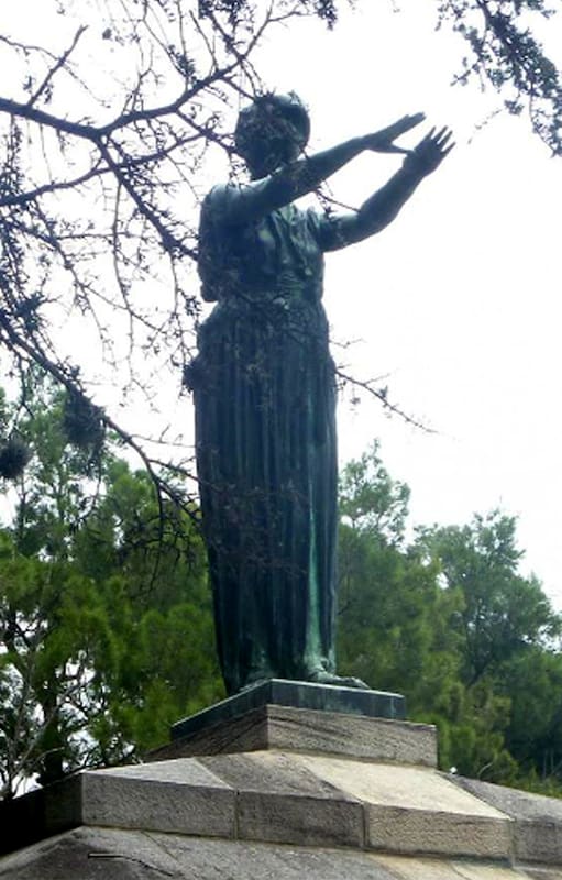 "Justicia", la obra de Rogelio Yrurtia, en sus dos fundiciones