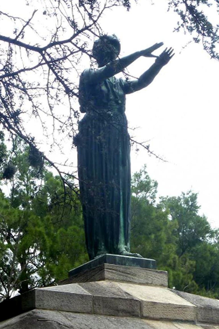 "Justicia", la obra de Rogelio Yrurtia, en sus dos fundiciones