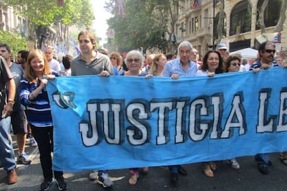 Alejo Ramos Padilla, a la izquierda, en la marcha del 24 de marzo de 2017 junto a Garrigós de Rébori y Caamaño
